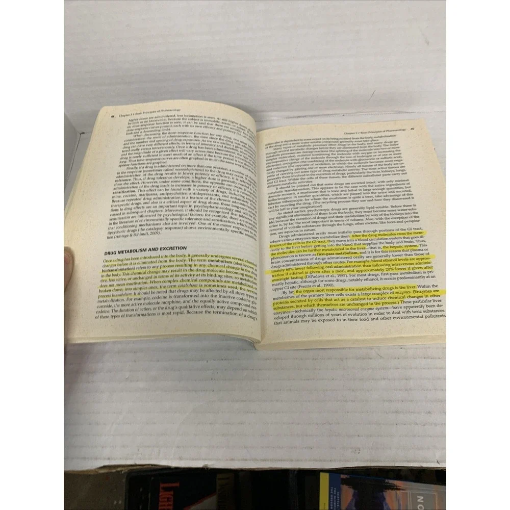 Drugs, Brain, and Behavior [6th Edition] 6th Ed.,  2012, Paperback - Good
